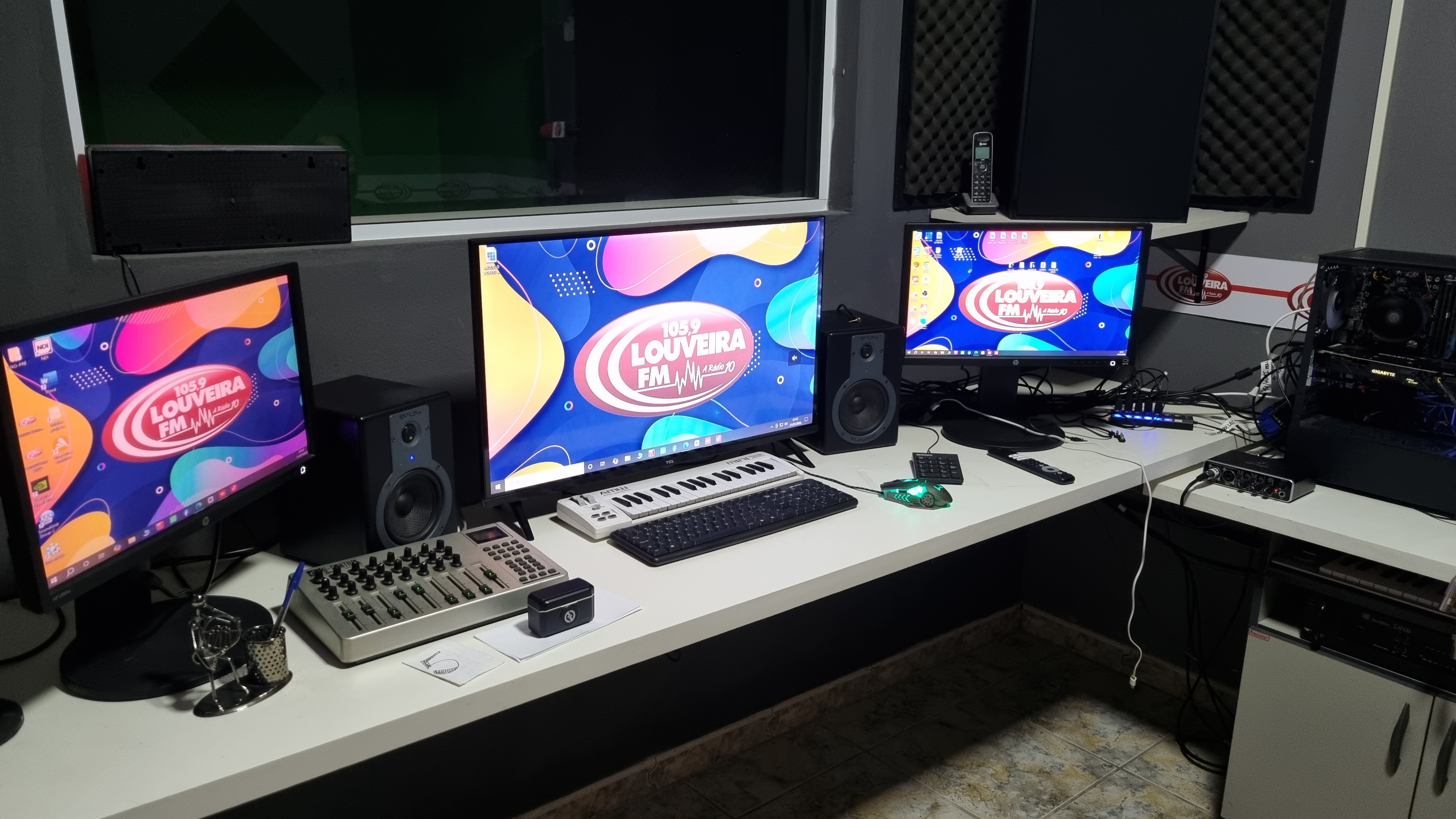 Conheça o Estúdio da Louveira FM: Tecnologia e Informação em Tempo Real