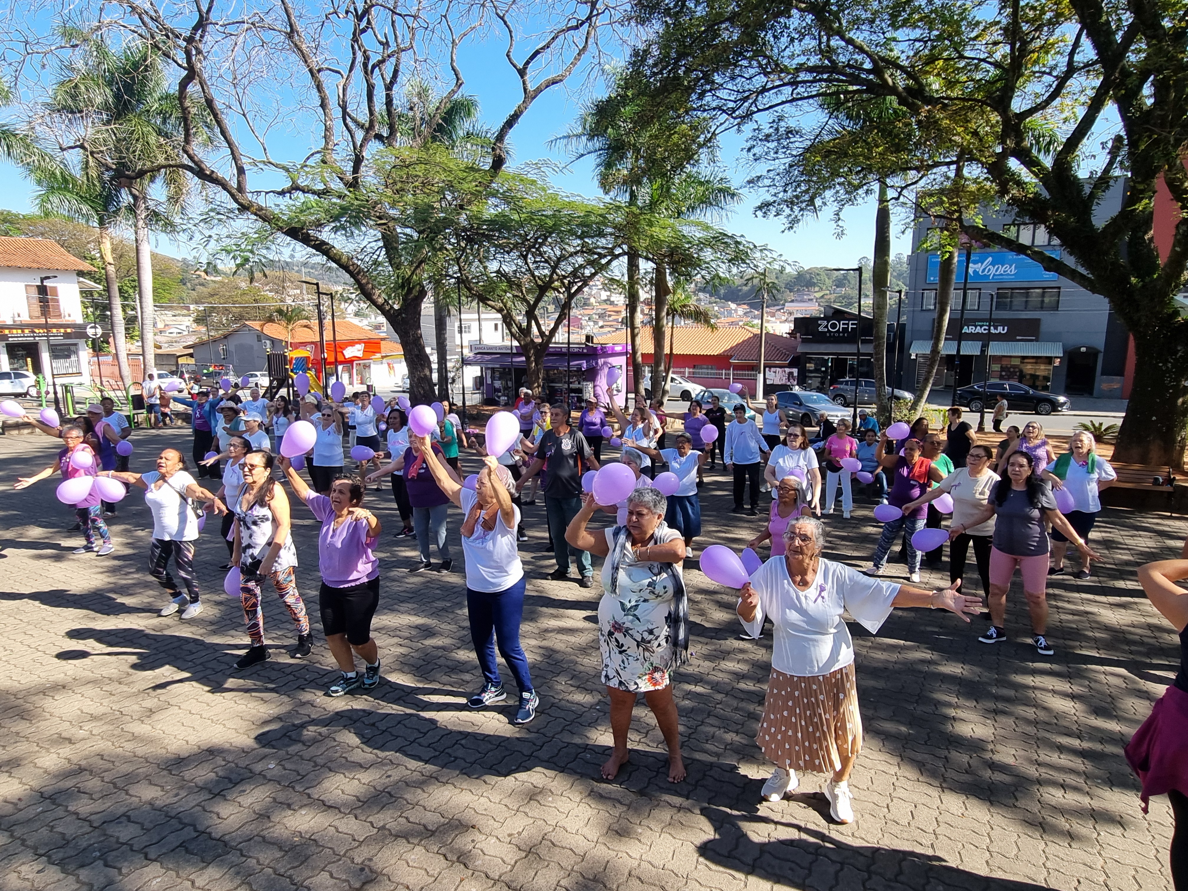 Cáritas Paroquial de Louveira promove evento Agosto Lilás na Praça Pedro Sanches