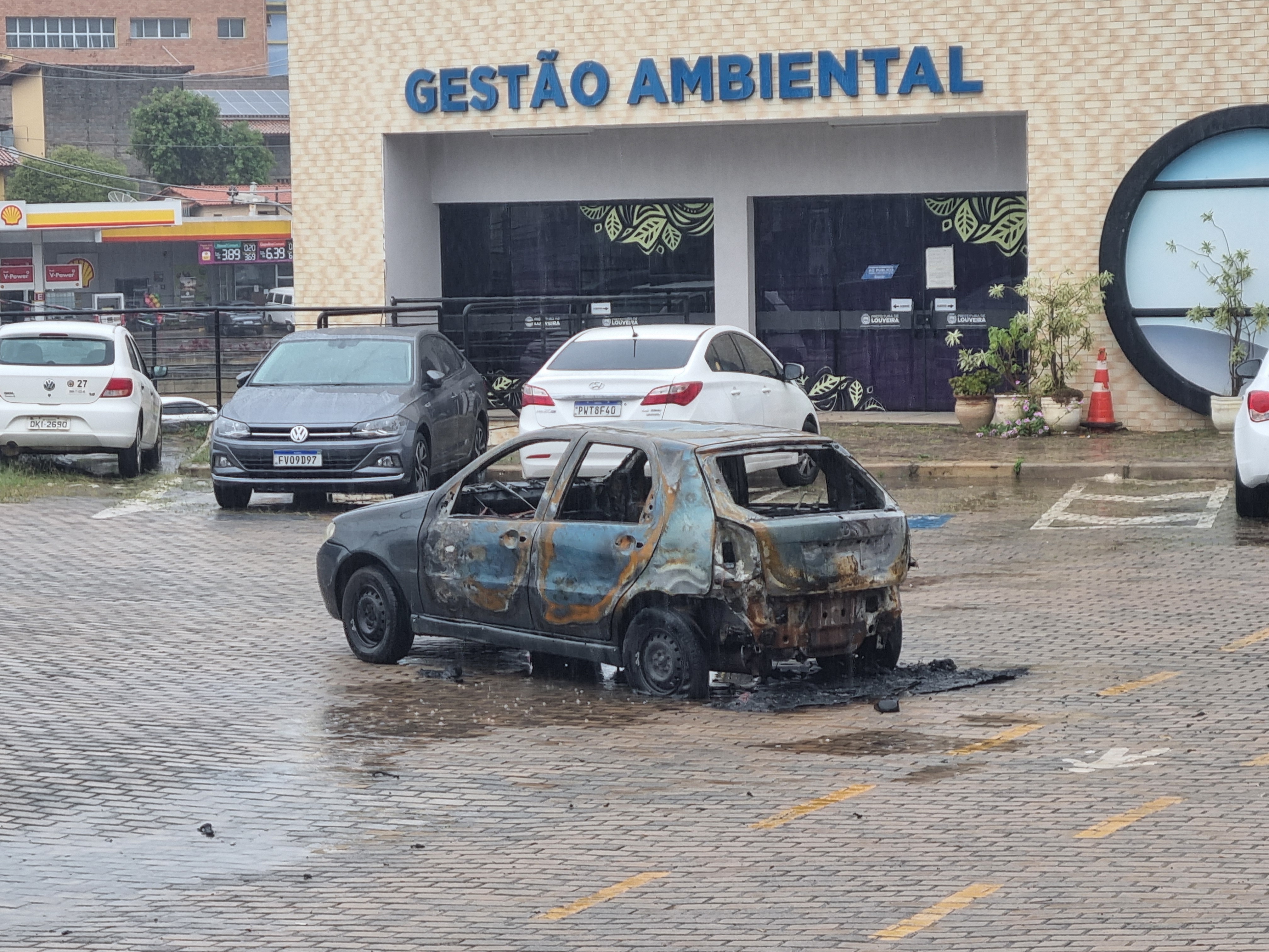 Fiat incendiado é encontrado em estacionamento da Secretaria de Desenvolvimento em Louveira