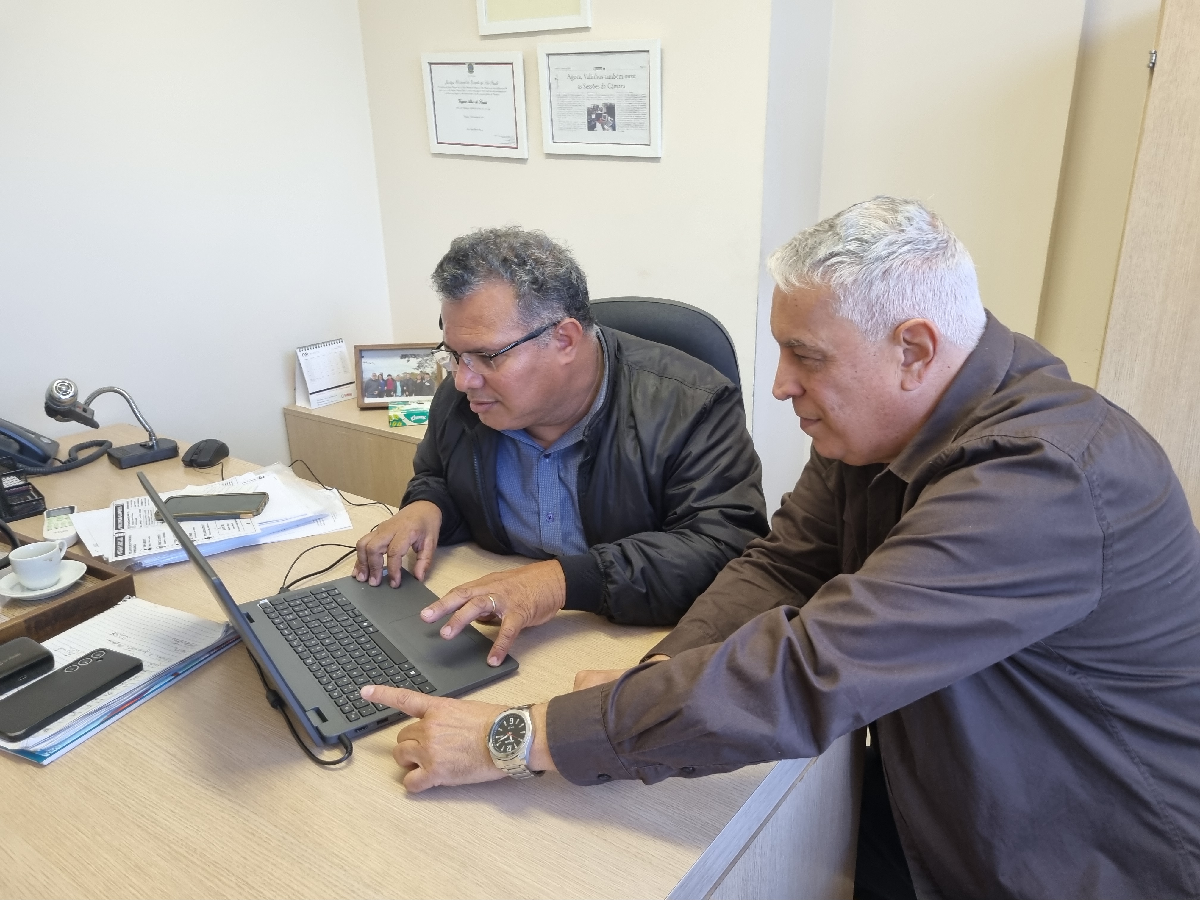 Eduardo Sona discute tecnologia e transparência com vereador de Valinhos