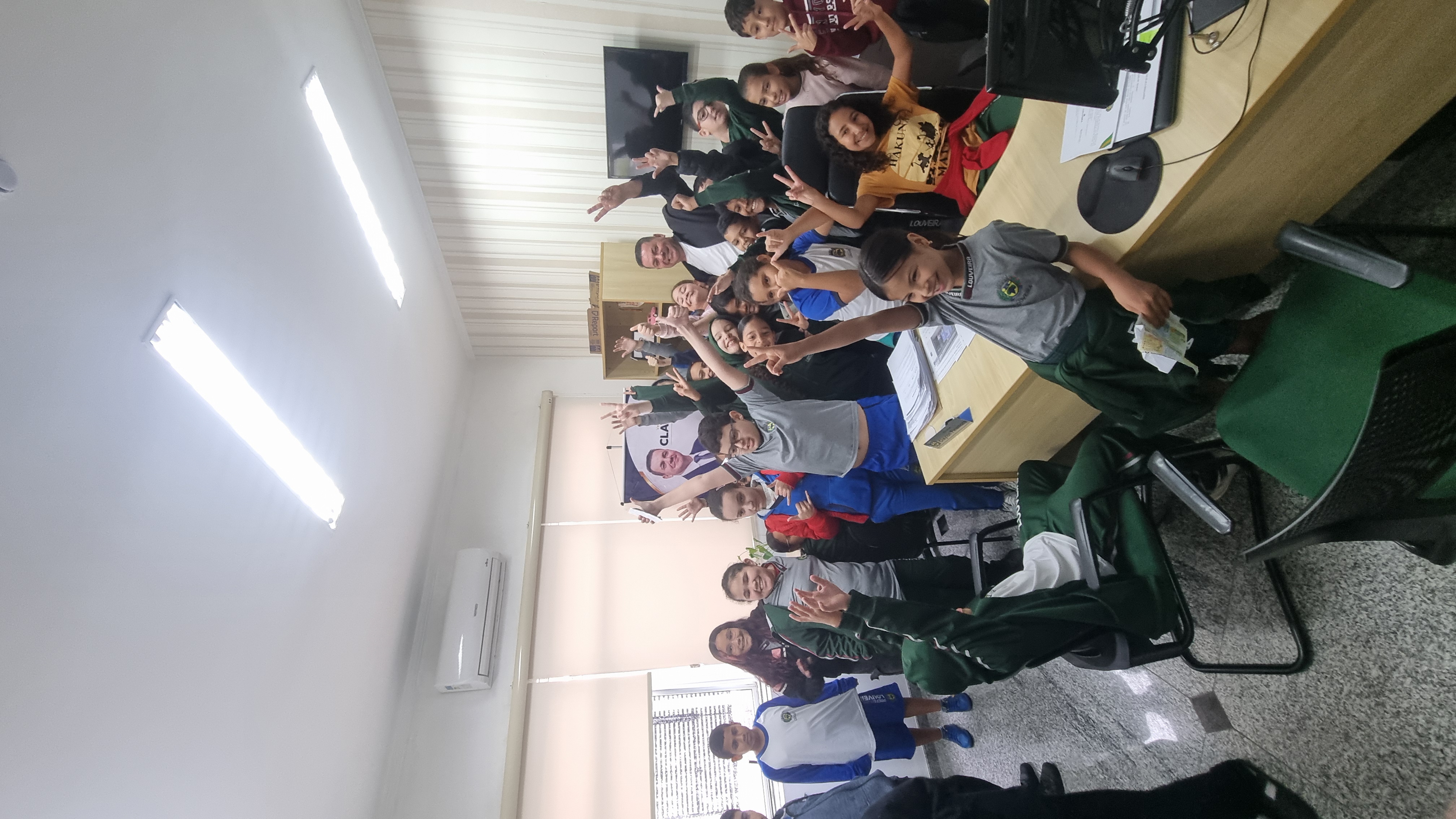 Estudantes das Escolas da Estiva e Melissa Sicalhone visitam Câmara Municipal de Louveira